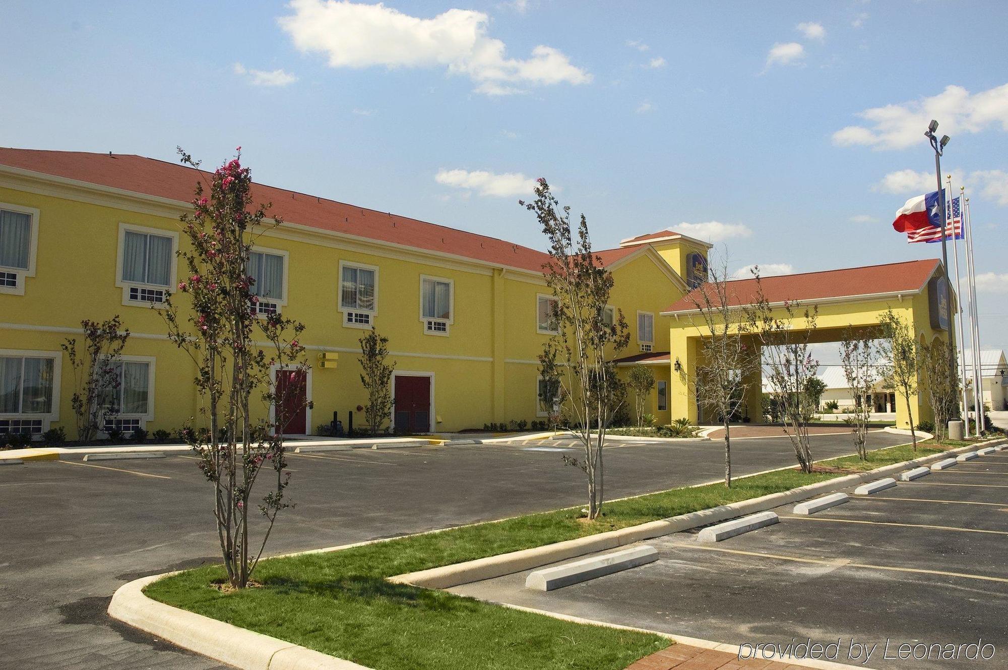 Pearsall Inn And Suites Ngoại thất bức ảnh