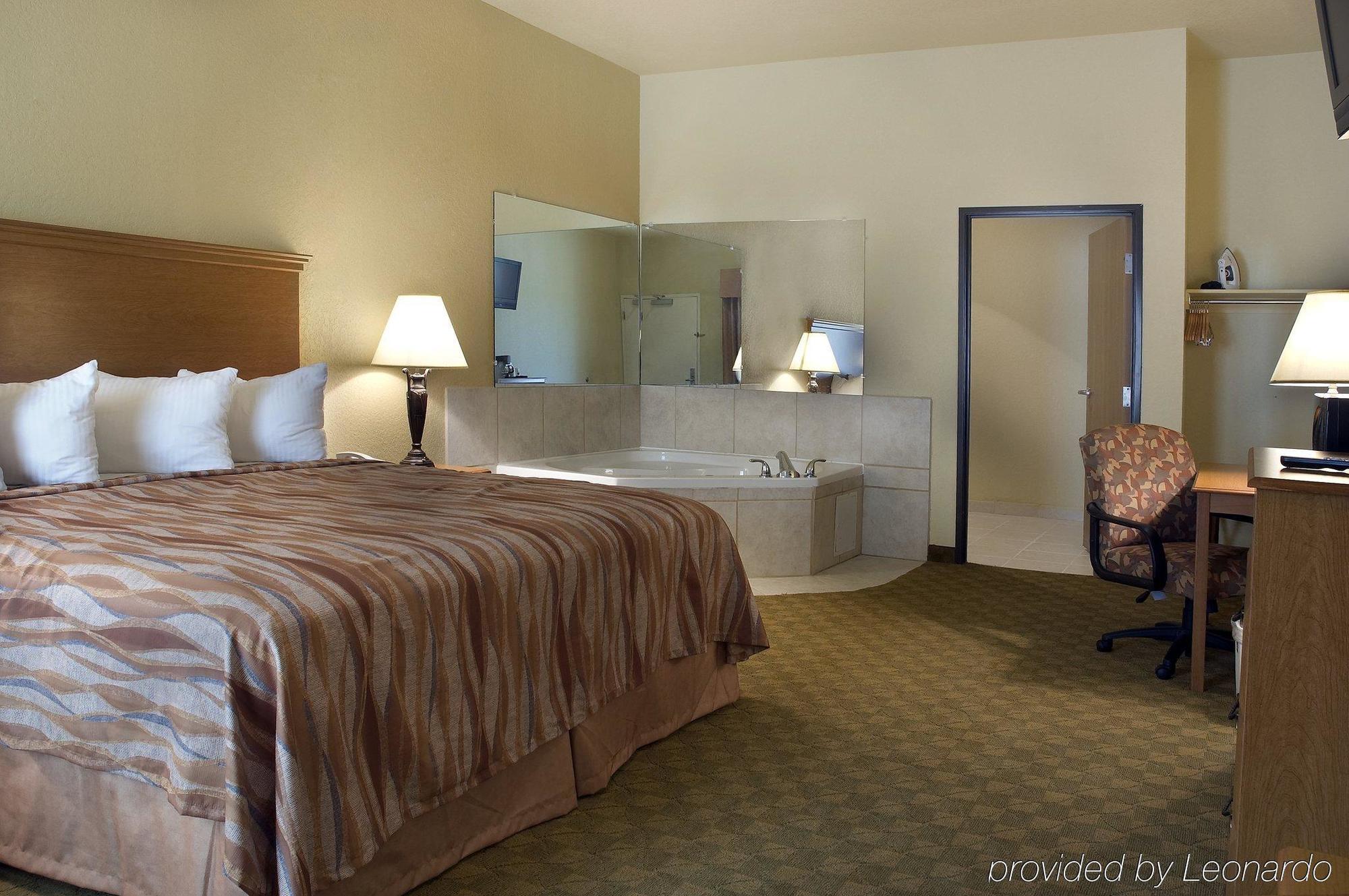 Pearsall Inn And Suites Phòng bức ảnh