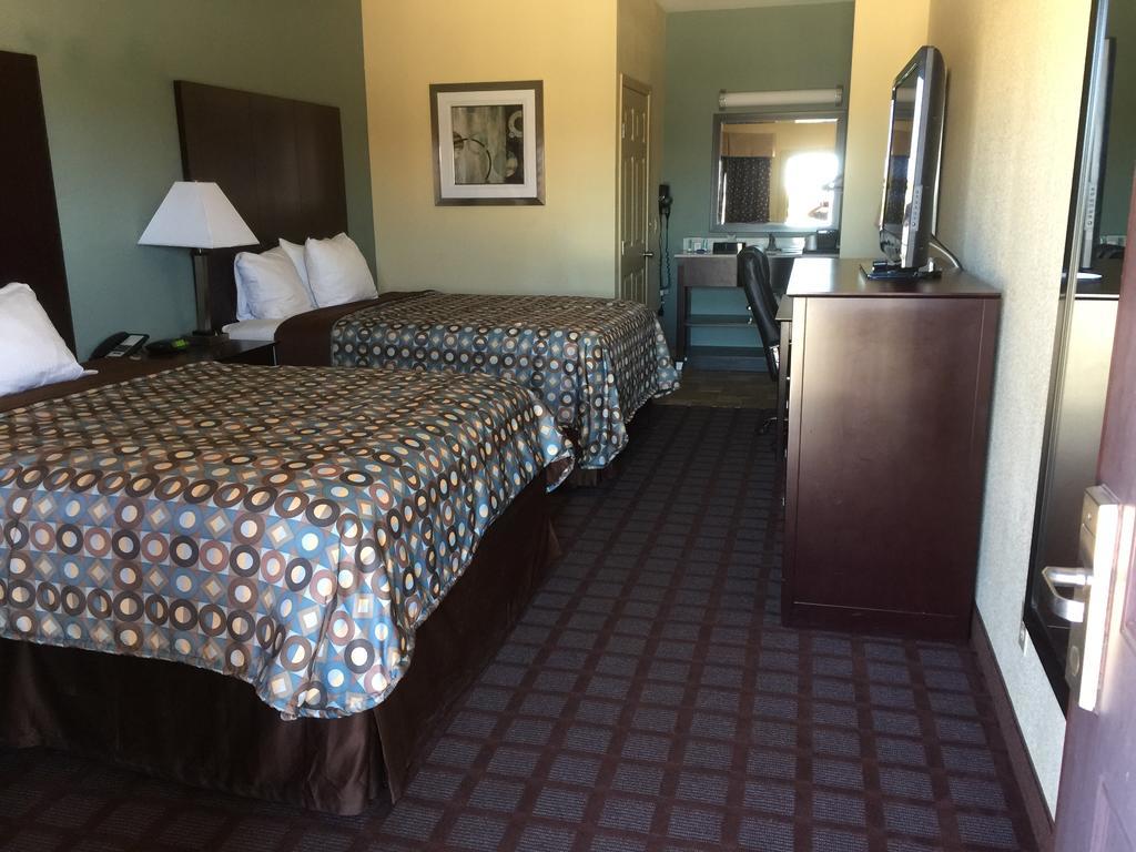 Pearsall Inn And Suites Ngoại thất bức ảnh