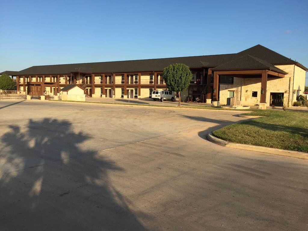 Pearsall Inn And Suites Ngoại thất bức ảnh