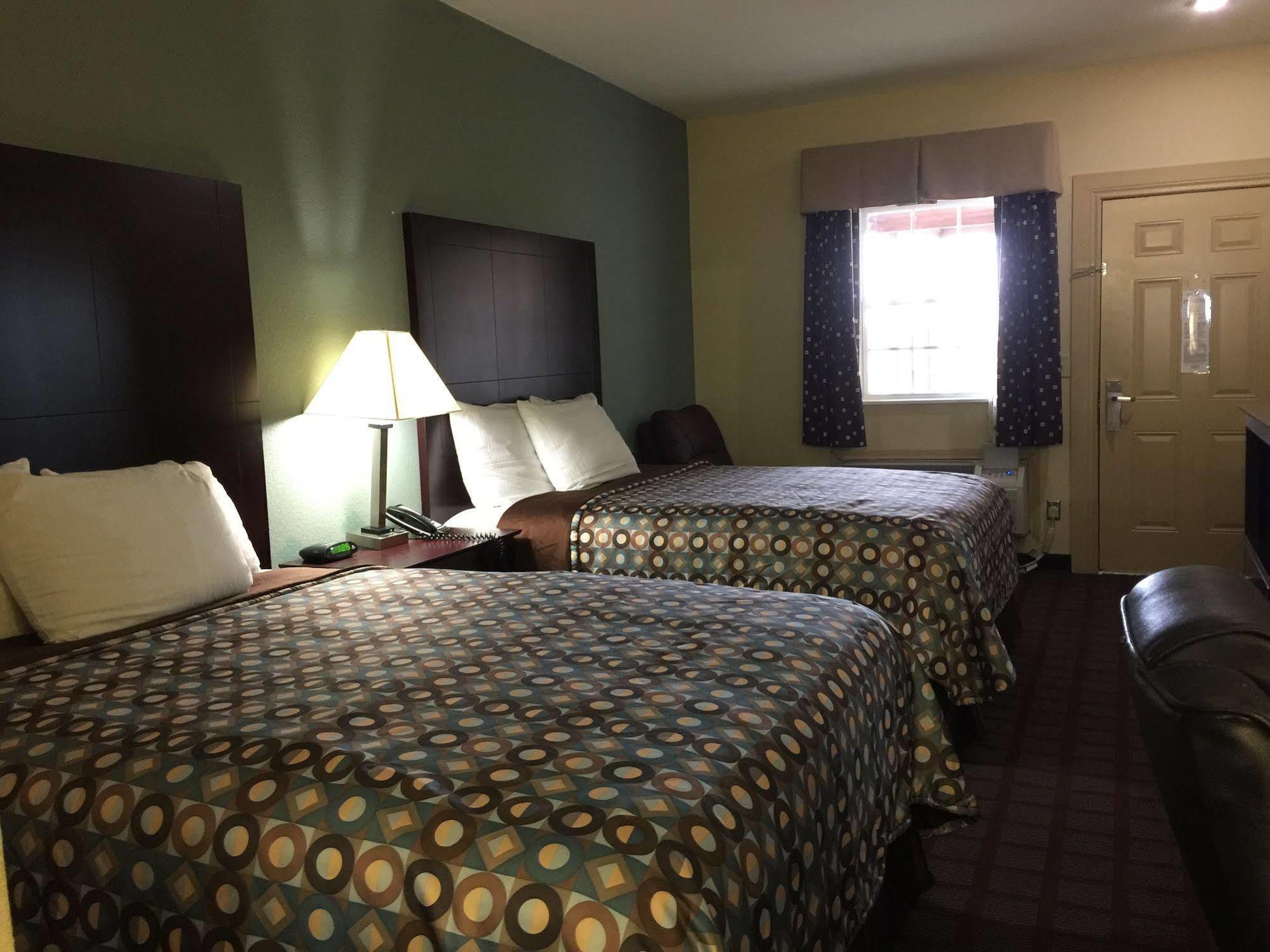 Pearsall Inn And Suites Ngoại thất bức ảnh