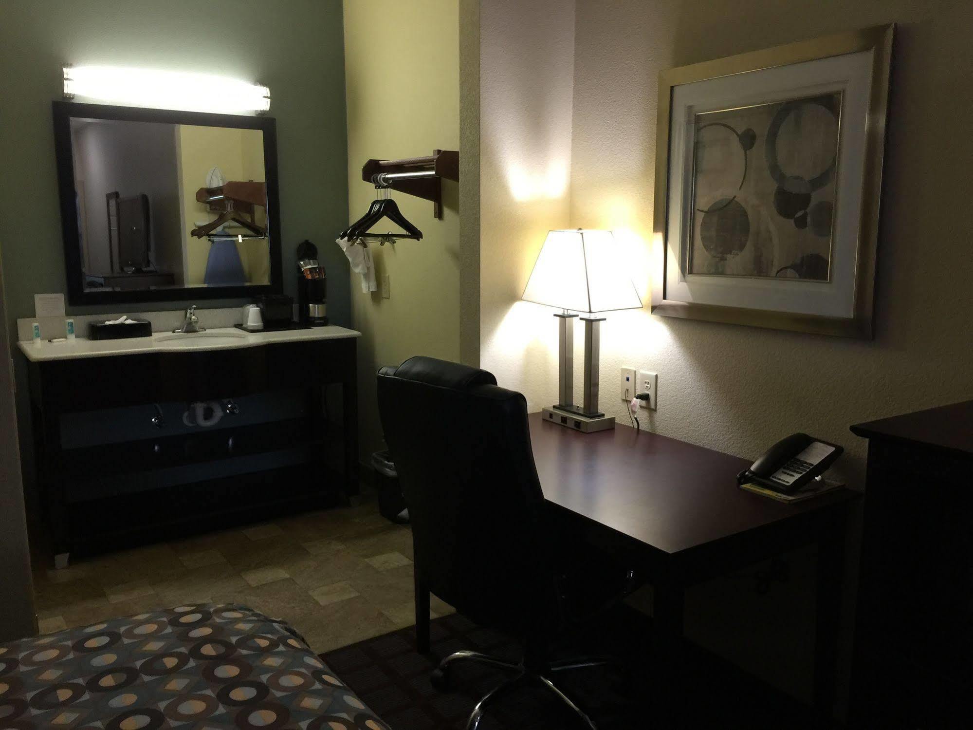 Pearsall Inn And Suites Ngoại thất bức ảnh