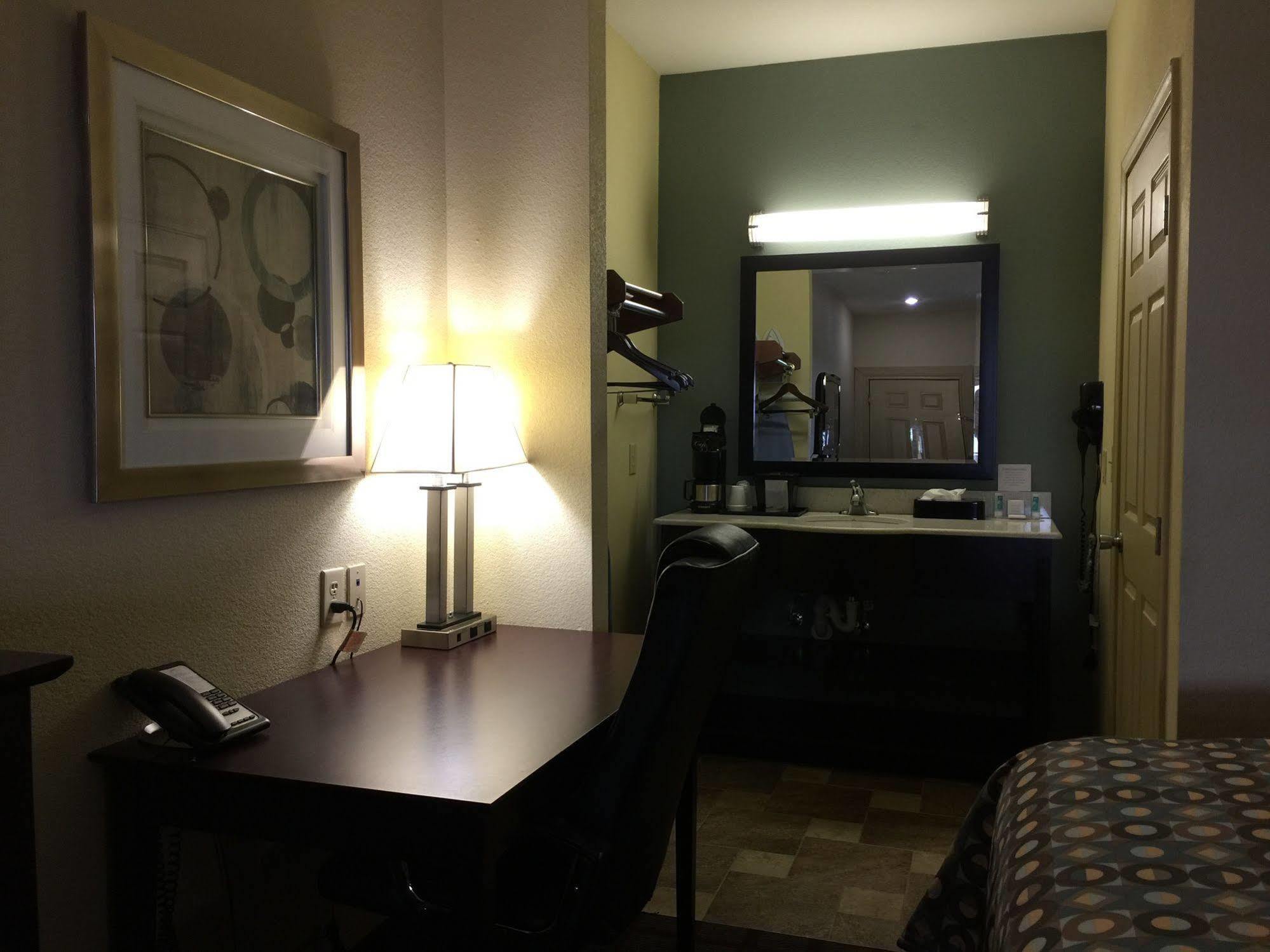 Pearsall Inn And Suites Ngoại thất bức ảnh