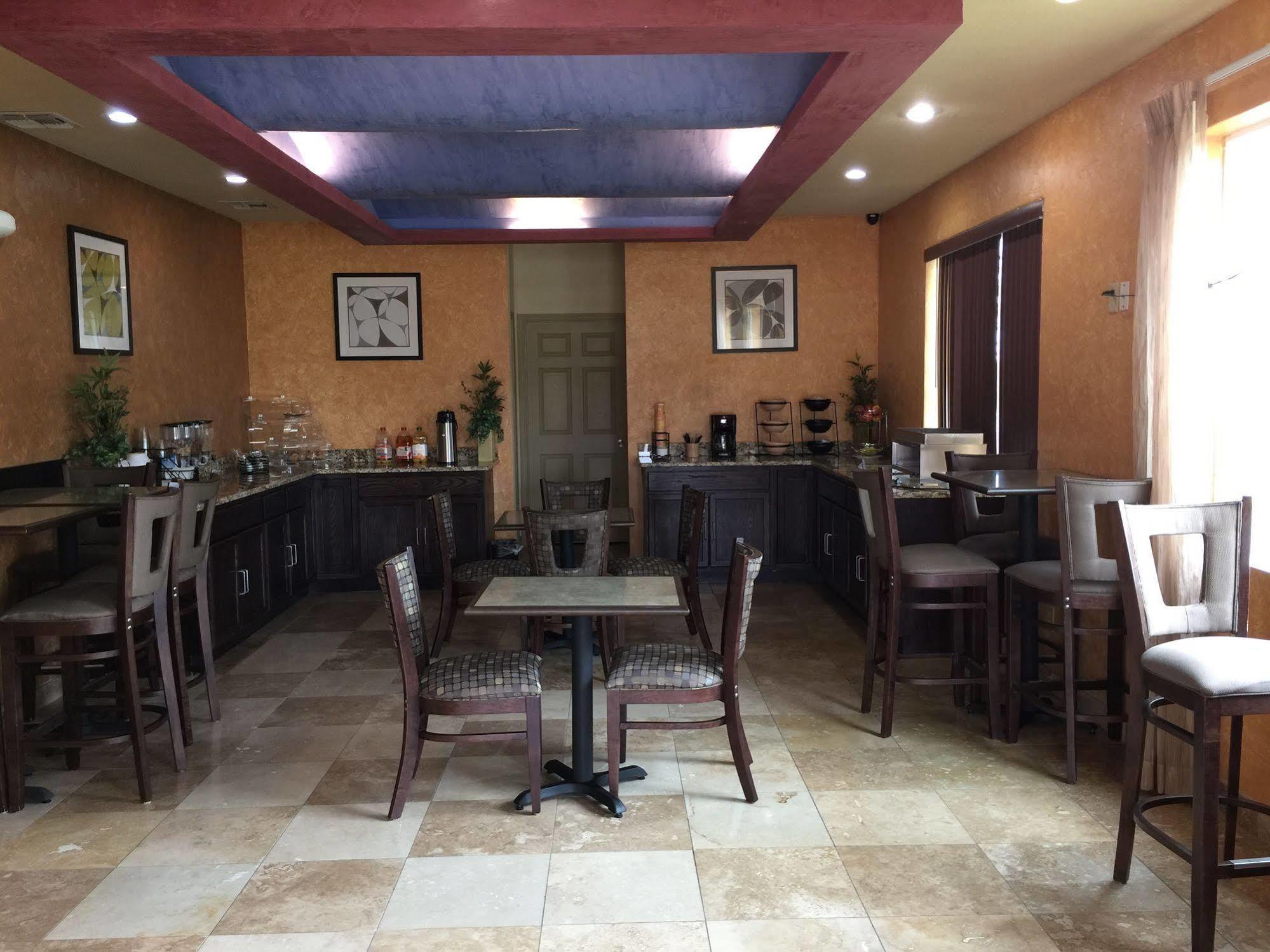 Pearsall Inn And Suites Ngoại thất bức ảnh
