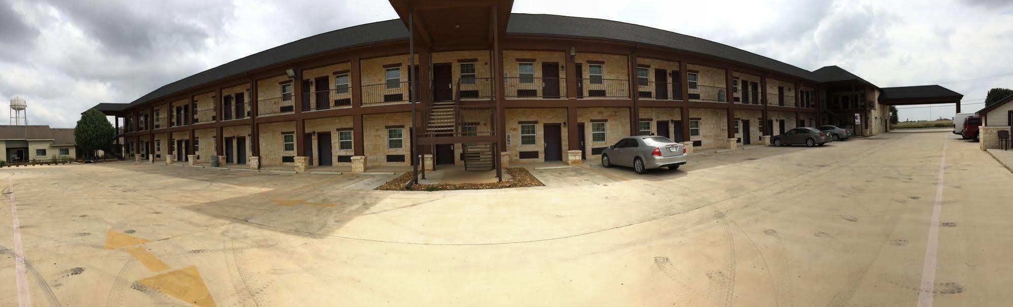 Pearsall Inn And Suites Ngoại thất bức ảnh